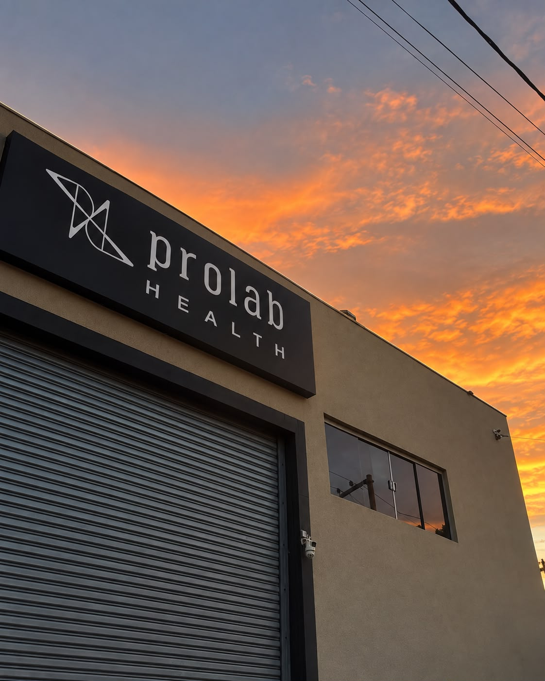 Fachada da fábrica Prolab Health ao pôr do sol